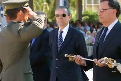 Πολιτικός είναι κάποιος που είναι πάντα έτοιμος να θυσιάσει τη ζωή σας για την πατρίδα του!