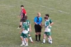 Διαιτητής δίνει συγχαρητήρια σε σκόρερ (ΒΙΝΤΕΟ)