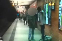 Βίντεο-ΣΟΚ: Τον έσπρωξε στις γραμμές του μετρό και τον πάτησε το τρένο