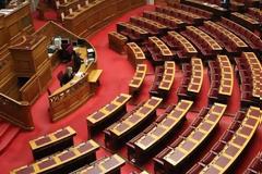 Ουρά στην «έξοδο» από τη Βουλή