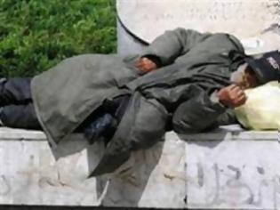 Φωτογραφία για Πάτρα: Άστεγος κοιμάται στην πόρτα του Κοινωνικού Τομέα!