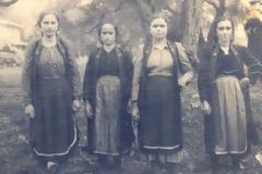 Oικογένειες ξεπουλάνε παραδοσιακές φορεσιές στην Ήπειρο, για λίγα ευρώ!