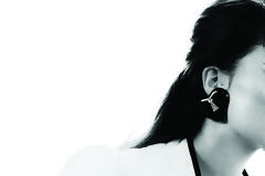 Jessie Ware: Η φωνή που συνοδεύει τον Χριστόφορο Παπακαλιάτη.