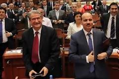 Προσπαθεί να μαζέψει τα ασυμμάζευτα του Μπερίσα ο πρόεδρος της Αλβανίας
