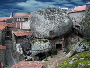 Φωτογραφία για Ένα χωριό «στριμωγμένο» σε ογκώδεις βράχους του προηγούμενο αιώνα!