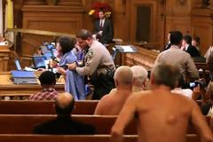 Έκαναν γυμνή διαμαρτυρία μέσα στο... δικαστήριο