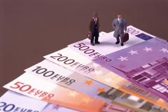 Στην αύξηση του τέλους επιτηδεύματος προσανατολίζεται το ΥΠΟΙΚ.