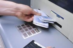 Πάτρα: Έπαιρνε χρήματα με...κλεμμένη κάρτα