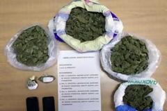 Αντί για βιβλία κουβαλούσε ένα κιλό χασίς στη σχολική τσάντα του
