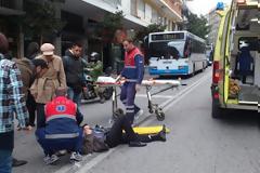 Πάτρα: Δίκυκλο παρέσυρε πεζό στην οδό Γούναρη [video]