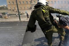 Μολότοφ, χημικά και πέτρες στο κέντρο της Αθήνας - Δύο προσαγωγές μαθητών [βίντεο]
