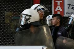 Μολότοφ, χημικά και τρεις συλλήψεις στο κέντρο της Αθήνας - Προσαγωγές μαθητών [βίντεο]