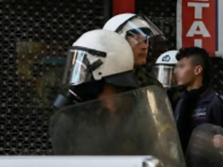 Φωτογραφία για Μολότοφ, χημικά και τρεις συλλήψεις στο κέντρο της Αθήνας - Προσαγωγές μαθητών [βίντεο]