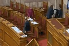Αναστάτωση στη Βουλή: Ο Τσαυτάρης έπεσε από την καρέκλα