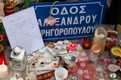 Αντιφασιστικά συνθήματα έξω από τα γραφεία της Χρυσής Αυγής στο κέντρο του Βόλου