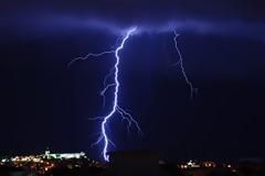 Κεραυνός χτύπησε αυτοκίνητο εν κινήσει στη Μεσσαρά!
