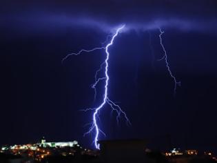 Φωτογραφία για Κεραυνός χτύπησε αυτοκίνητο εν κινήσει στη Μεσσαρά!