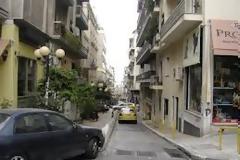 ΣΥΜΒΑΙΝΕΙ ΤΩΡΑ: Ομάδα 40 ατόμων μπήκε σε πολυκατοικία στην οδό Βαλτετσίου