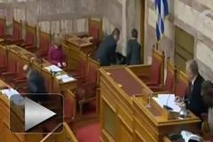 Τον πήρε ο ύπνος κι έπεσε από την καρέκλα μέσα στη Βουλή [VID]
