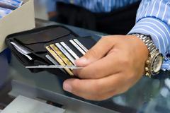 Κρυφή «παγίδα» στις πιστωτικές – Πως μας φορτώνουν με τόκους κάτω από τη…μύτη μας