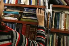 Δώρα και χριστουγεννιάτικα στολίδια από μπαζάρ μουσείων και συλλόγων,