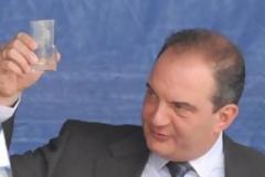 Και περπάτημα, και παϊδάκια για τον Καραμανλή