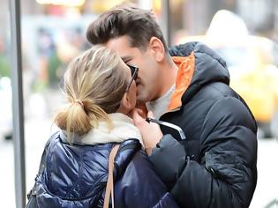 Φωτογραφία για Scarlett Johansson: παθιασμένα φιλιά με το νέο της amore, στη μέση του δρόμου!