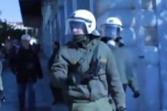 Βίντεο: Άσεμνες χειρονομίες από άνδρα των ΜΑΤ σε μαθητές