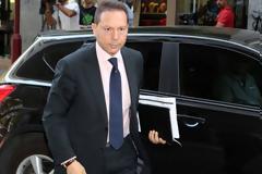 Ο Στουρνάρας κήρυξε τον πόλεμο στους Έλληνες