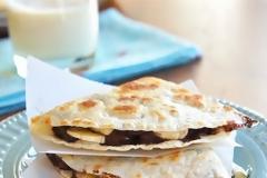 Τραγανές tortillas με σοκολάτα και μπανάνα