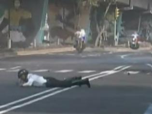 Φωτογραφία για Αστυνομικός της προεδρικής φρουράς στο Μεξικό χάνει τον έλεγχο της μοτοσυκλέτας από σαμαράκι στο δρόμο