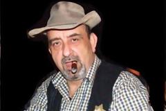 Η Χ.Α επέλεξε φωτογραφία του βουλευτή Θανάση Νταβλούρου απο το καρναβάλι για απάντηση στις δηλώσεις ότι Χ.Α και ΣΥΡΙΖΑ κάνουν μαζί τα επεισόδια.