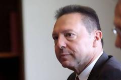 Στουρνάρας: Αν δεν εισπράξουμε το χαράτσι θα έρθουν νέα μέτρα   Read more: http://www.newsbomb.gr/politikh/story/259991/stoyrnaras-an-den-eispraxoyme-to-haratsi-tha-erthoyn-nea-metra#ixzz2EMunUpcY