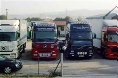 Με απεργία διαρκείας αντιδρούν οι ιδιοκτήτες φορτηγών Δημοσίας Χρήσης