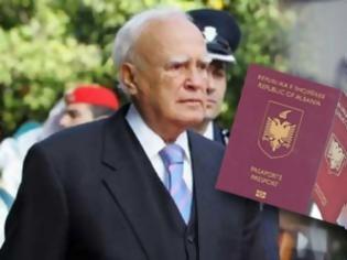 Φωτογραφία για Τσάμηδες: Να δοθεί αλβανικό διαβατήριο στον Κάρολο Παπούλια