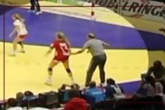 Προπονητής τράβηξε από τη φανέλα αντίπαλη παίκτρια εν ώρα αγώνα! [video]