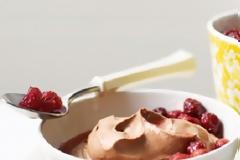 Υπέροχη σοκολατένια mousse με «μεθυσμένα» cranberries