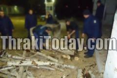 ΦΩΤΟ-Αστυνομικοί κόβουν ξύλα για να ζεσταθούν(!)