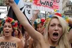 Πώς μία Γερμανίδα ακτιβίστρια εξέθεσε την υποκρισία των ΜΜΕ