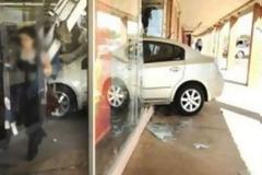 Αυτοκίνητο καρφώθηκε σε βιτρίνα καταστήματος