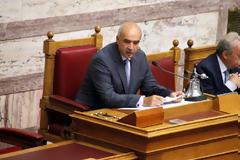 Η κυβέρνηση απαξιώνει τη Βουλή