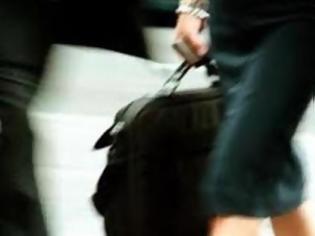 Φωτογραφία για Πάτρα: Επεισόδιο στον ΟΑΕΔ - Του έφερε την τσάντα στο κεφάλι!