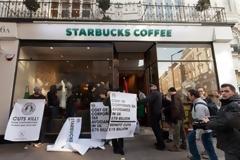 Διαδηλώσεις έξω από καταστήματα της αλυσίδας Starbucks στη Μ.Βρετανία