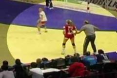 Απίστευτο unfair play προπονητή σε αγώνα χάντμπολ