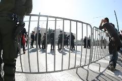 ΤΡΟΜΟΚΡΑΤΕΙΣΤΕ ΤΟΥΣ ΤΡΟΜΟΚΡΑΤΕΣ… ΜΗΝ ΤΟΥΣ ΑΦΗΝΕΤΕ ΣΕ ΧΛΩΡΟ ΚΛΑΡΙ… ΕΙΝΑΙ ΧΕΣΜΕΝΟΙ ΑΠΑΝΩ ΤΟΥΣ… ΤΡΕΜΟΥΝ ΤΗΝ ΟΡΓΗ ΤΟΥ ΛΑΟΥ >:(