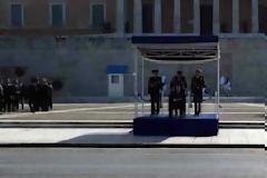 Υποδοχή με αποδοκιμασίες για τους επισήμους στο Σύνταγμα...