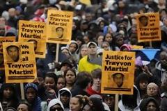 Στους δρόμους οι Αμερικανοί, διαμαρτύρονται για τη δολοφονία νεαρού Αφροαμερικανού