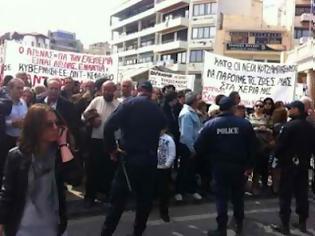 Φωτογραφία για Η παρέλαση διεκόπη πριν καν ξεκινήσει- Επεισόδια στο Ηράκλειο!...