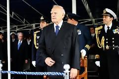Με συνθήματα υποδέχτηκαν οι πολίτες τους επισήμους στο Σύνταγμα