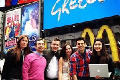 Το αληθινό πρόσωπο της Ελλάδας στην Times Square